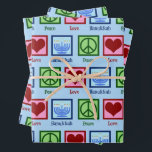 Peace Love Hanukkah Pattern Light Blue Chanukah Inpakpapier Vel<br><div class="desc">Peace Love Hanukkah verpakt papier in lichtblauw voor een Joodse persoon die graag Chanoeka viert. Een  vredesteken,  hart en een mooie menorah in een schattig patroon voor de vakantie.</div>