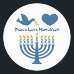 Peace Love Hanukkah Ronde Sticker<br><div class="desc">Festival van Lights Hanukkah,  dat zegt PEACE LOVE HANUKKAH met een duif en een olijftak,  hart en verlichte menorah. RozeInkArt origineel!</div>