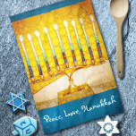 Peace Love Hanukkah Script Yellow Gold Menorah Theedoek<br><div class="desc">"Vrede, liefde, Hanukkah." Een close-upfoto van een heldere, kleurrijke, gele en gouden artsy menorah helpt je om in stijl op de feestdag van Hanukkah te surfen. Voel de warmte en de vreugde van het vakantieseizoen als je deze heldere, kleurrijke keukenhanddoek van Hanukkah gebruikt. Matchingkaarten, briefing, stickers, kussens, huishoudelijke artikelen, tassen...</div>