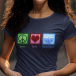 Peace Love Hanukkah Women's T-shirt<br><div class="desc">Cool Peace Love Hanukkah t-shirt voor een Joods persoon die graag Chanoeka viert. Een  vredesteken,  een schattig hart en een mooie menorah.</div>