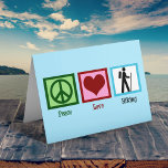 Peace Love Hiking Feestdagen Kaart<br><div class="desc">Een vredesteken,  hart en een wandelaar. Ik hou van fietsen op trails en kamperen. Een geweldig cadeau voor buitenshuis.</div>