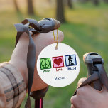 Peace Love Hikking Cute Custom Hiker Kerstmis Keramisch Ornament<br><div class="desc">Een geschenk met een  vredesbord,  hart en iemand die een hike en fietsenpad uitpakt. Gepersonaliseerd cadeau voor vredesliefhebberij.</div>