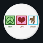 Peace Love Horses Magneet<br><div class="desc">Ik hou van mooie paarden. Een groen vredesbord, een rood hart, en een bruin paard op een blauw vierkant maken een schattig paardenmagneet cadeau.</div>