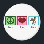 Peace Love Horses Magneet<br><div class="desc">Ik hou van mooie paarden. Een  groen vredesbord,  een rood hart,  en een bruin paard op een blauw vierkant maken een schattig paardenmagneet cadeau.</div>