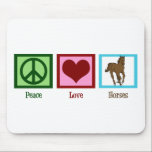 Peace Love Horses Muismat<br><div class="desc">Ik hou van mooie paarden. Een  groen vredesteken,  een rood hart,  en een bruin paard op een blauw vierkant maken een schattig paardenmousepad cadeau.</div>
