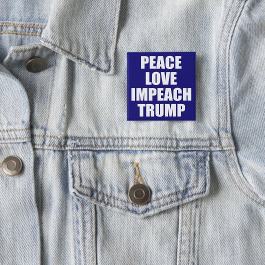 PEACE LOVE IMPEACH TRUMP VIERKANTE BUTTON 5,1 CM (In situ)