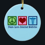 Peace Love Internal Medicine Keramisch Ornament<br><div class="desc">Peace Love Internal Medicine. Een gave van een coole internist voor internisten of artsen die een ziekte diagnosticeren. Deze doktersgeschenk heeft een vredesteken,  hart en medische kaducs.</div>