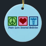 Peace Love Internal Medicine Keramisch Ornament<br><div class="desc">Peace Love Internal Medicine. Een gave van een coole internist voor internisten of artsen die een ziekte diagnosticeren. Deze doktersgeschenk heeft een vredesteken,  hart en medische kaducs.</div>