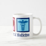 Peace Love Internal Medicine Koffiemok<br><div class="desc">Peace Love Internal Medicine. Een gave van een coole internist voor internisten of artsen die een ziekte diagnosticeren. Deze doktersgeschenk heeft een vredesteken, hart en medische kaducs.</div>