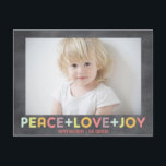 PEACE LOVE JOY CHALKBOARD FEESTDAGEN FOTO<br><div class="desc">Vier het seizoen met deze eenvoudige en tijdloze Joy Peace and Love-themafoto-kaart met stijlvolle, moderne stippeltypografie in pasteltinten (groen, geel, sinaasappel, lichtblauw, roze, lila, paarse) op een eenvoudige houtskoolkrijtbordachtergrond (verwijderbaar) Een prachtig, maar budgetvriendelijk kerst- en Feestdagen-wenskaart om dit seizoen vrolijkheid te verspreiden naar je vrienden en familie. Andere kleuren zijn...</div>
