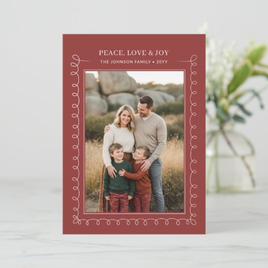 Peace Love & Joy Red Family Photo Christmas Feestdagenkaart (Staand voorkant)