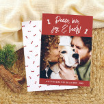 Peace Love Joy Treg doet kerstfeestdag foto Feestdagenkaart<br><div class="desc">Verstuur een feestvreugde met deze schattige kerstkaart met de handgeschreven groet "Vrede, liefde, vreugde en beschavingen" en botten in wit over een feestelijke rode achtergrond. In het midden van de kaart, is er een foto van je huishond! Hieronder staat "Happy Howlidays" of de boodschap van uw keuze naast jouw naam...</div>