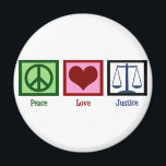 Peace Love Justice Magneet<br><div class="desc">geloof in de wet. Vredesbord, rood hart en de schaal van rechtvaardigheid. Een groot geschenk voor iemand in het juridische beroep, een advocaat, een aanklager of een rechter.</div>