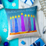 Peace Love Light Bold Hanukkah Candles Turquoise Kussen<br><div class="desc">"Vrede, liefde en licht." Een speelse, moderne, artsachtige illustratie van boho patroonkaarsen in een menorah helpt je om mee te doen in de vakantie van Hanukkah. Toegewezen blauwe kaarsen met kleurrijke faux folie patronen bedekken een turkooisgradiënt tot witte getextureerde achtergrond. Faux hot-roze paarse patroonfolie op een paarse blauwe achtergrond voor...</div>
