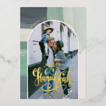 Peace Love Light | Happy Hanukkah-foto Folie Feestdagenkaart<br><div class="desc">Met onze prachtige fotokaarten vieren we de geest van Hanukkah met vrienden en familie. Met een modern lijst ontwerp en trendy scriptletters. Één hoofdfoto op de voorzijde met ruimte op de rug voor uw douanegroet. Voeg uw douanetekst aan dit ontwerp toe door de "Edit this design sjabloon"vakjes op de rechterkant...</div>
