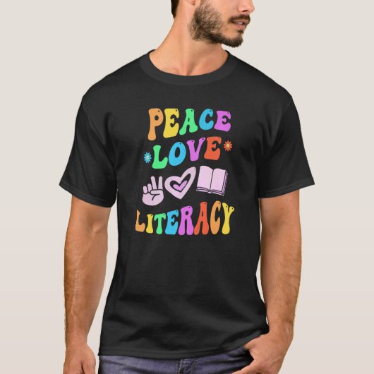 PEACE LOVE LITERACY Retro Reading Teacher Groovy B T-shirt (Voorkant)