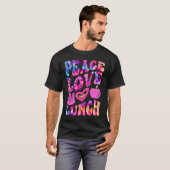 PEACE LOVE LUNCH Lady Retro Cafeteria Groovy 100 D T-shirt (Voorkant volledig)