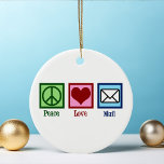 Peace Love Mail Keramisch Ornament<br><div class="desc">Peace Love Mail-kerstcadeau voor een toegewijde postarbeider. Je postbode zal van dit schattige kantoor houden met een vredesbord,  hart en een brief die de postdienst symboliseert.</div>