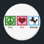 Peace Love Mustangs Magneet<br><div class="desc">Of je nu van paarden houdt of van sportploegen die de Mustangs worden genoemd, we zijn het er allemaal over eens dat dit een geweldig paard is! Een vredesteken, hart en een schattige mosterd.</div>