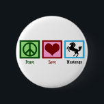 Peace Love Mustangs Ronde Button 5,7 Cm<br><div class="desc">Of je nu van paarden houdt of van sportploegen die de Mustangs worden genoemd,  we zijn het er allemaal over eens dat dit een geweldig paard is! Een vredesteken,  hart en een schattige mosterd.</div>