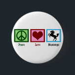 Peace Love Mustangs Ronde Button 5,7 Cm<br><div class="desc">Of je nu van paarden houdt of van sportploegen die de Mustangs worden genoemd,  we zijn het er allemaal over eens dat dit een geweldig paard is! Een vredesteken,  hart en een schattige mosterd.</div>