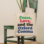 Peace Love Oxford Comma Funny Grammar Tote Bag<br><div class="desc">Vrede,  liefde en de Oxford Comma. Een hilarische canvas tas met een goed gebruik van de komma van Oxford. Deze grappige grammatica grap zal een hit worden met een leraar Engelse literatuur of schrijver.</div>