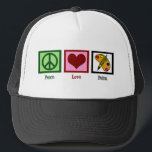 Peace Love Paint Trucker Pet<br><div class="desc">Een vredesteken,  een hart,  en het palet van een kunstenaar met heldere verfkleuren en penseel.</div>
