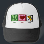 Peace Love Paint Trucker Pet<br><div class="desc">Een vredesteken, een hart, en het palet van een kunstenaar met heldere verfkleuren en penseel.</div>