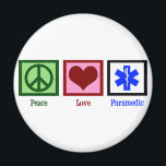 Peace Love Paramedic Magneet<br><div class="desc">Leuk EMT cadeau voor een arts. Een vredesteken,  hart,  en het medische symbool voor een paramedicus die mensen geneest in ambulances.</div>