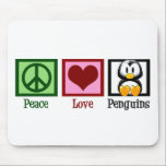 Peace Love Penguins Muismat<br><div class="desc">Ik hou van pinguïns. Ze zijn allemaal nodig,  behalve vrede en liefde. Een  groen vredesteken,  schattig rood hart en schattige pinguïn.</div>