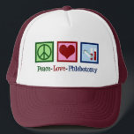 Peace Love Phlebotomie Cute Phlebotomist Trucker Pet<br><div class="desc">Een schattig flebotomist pet met een vredesteken,  hart en bloedflacons. Peace Love Phlebotomy cadeau.</div>
