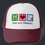 Peace Love Phlebotomie Cute Phlebotomist Trucker Pet<br><div class="desc">Een schattig flebotomist pet met een vredesteken,  hart en bloedflacons. Peace Love Phlebotomy cadeau.</div>