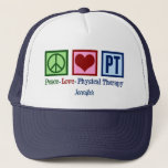 Peace Love Physical Therapy Personalized PT Trucker Pet<br><div class="desc">Dit schattige,  aangepaste pet van fysiotherapeut heeft een  vredesteken,  hart en de letters PT. Een mooi,  gepersonaliseerd cadeau voor fysieke therapie. Peace Love Physical Therapy pet.</div>