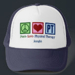 Peace Love Physical Therapy Personalized PT Trucker Pet<br><div class="desc">Dit schattige,  aangepaste pet van fysiotherapeut heeft een  vredesteken,  hart en de letters PT. Een mooi,  gepersonaliseerd cadeau voor fysieke therapie. Peace Love Physical Therapy pet.</div>