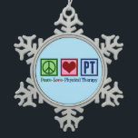 Peace Love Physical Therapy Tin Sneeuwvlok Ornament<br><div class="desc">Deze leuke fysieke kerstcadeau voor de fysiotherapeut bevat een  vredesteken,  hart en de letters PT. Een mooi cadeau voor fysieke therapie. Peace Love Physical Therapy.</div>