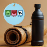 Peace Love Pilates Keramisch Ornament<br><div class="desc">Peace Love Pilates. Een schattig cadeau voor pilotendocenten met een vredesbord,  hart en vrouw die over een trainingsbal reiken.</div>