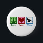 Peace Love Pilates Ronde Button 5,7 Cm<br><div class="desc">Peace Love Pilates. Een schattig cadeau voor pilotendocenten met een vredesbord,  hart en vrouw die over een trainingsbal reiken.</div>