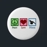 Peace Love Pilates Ronde Button 5,7 Cm<br><div class="desc">Peace Love Pilates. Een schattig cadeau voor pilotendocenten met een vredesbord,  hart en vrouw die over een trainingsbal reiken.</div>