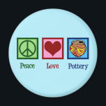 Peace Love Pottery Magneet<br><div class="desc">Een pottenmagneet geschenk voor een kunstenaar die klei en een oven gebruikt om keramische kunsten en potten te maken. Een schattig groen vredesbord, rood hart en een mooi pottenbakje afbeelding van Graphics Factory. Een mooi pottenpotje cadeau of een geweldige manier om reclame te maken voor je keramische lessen of aardewerk....</div>