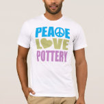 Peace Love Pottery T-shirt<br><div class="desc">Peace Love Pottery... Wat heb je nog meer nodig in het leven? Ideaal geschenk voor elke gokverslaafde. Het maakt niet uit of je getraind bent in aardewerk, je hebt een pottenwinkel, je bent een gewone winkel in je eigen huis, je hebt een pottenwiel in je huis, of je bent gewoon...</div>