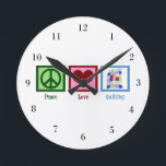 Peace Love Quilting Ronde Klok<br><div class="desc">Ik hou van ambachten zoals  quilts maken. Kantel mooie dekens is mijn favoriete hobby als quilter. Kute Peace Love Quilting gift.</div>
