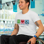 Peace Love Recreational Therapist Custom Therapist T-shirt<br><div class="desc">Peace Love Recreational Therapy. Een therapeutisch recreatiegeschenk voor een therapeut die interventies gebruikt om mensen met een handicap te helpen. Een vredesteken,  hart en persoon in een rolstoel. Pas dit therapeut t t-shirt aan met een naam.</div>