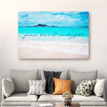 Peace Love Sandy Feet Hawaii Tropical Beach foto Canvas Afdruk<br><div class="desc">"Vrede, liefde en zandige voeten." Herinner jezelf de verse zoutgeur van de oceaanlucht wanneer je kijkt naar dit verbluffende, levendig gekleurde fotocanvas. Onderzoek en verken de eenzaamheid van een leeg strand in Hawaï. Het maakt een groot opwindend en inspirerend geschenk! U kunt deze wandkunst eenvoudig personaliseren, plus ik bied ook...</div>