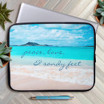 Peace Love Sandy Feet Hawaii Tropical Beach foto Laptop Sleeve<br><div class="desc">"Vrede, liefde & zanderige voeten." Herinner jezelf aan de frisse zoutgeur van de oceaanlucht wanneer je deze prachtige levendige neopreen laptophoes voor fotografie gebruikt. Uitademen en verkennen van de eenzaamheid van een leeg Hawaïaans strand. Deze laptophoes is verkrijgbaar in drie formaten: 15, 13 en 10 inch. Maakt een geweldig cadeau...</div>