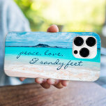Peace Love Sandy Feet Script Hawaii Tropical Beach iPhone 15 Pro Max Hoesje<br><div class="desc">"Vrede, liefde en zandige voeten." Vergeet de verse zoutgeur van de oceaanlucht niet als je deze verbluffende, levendige fotocel-telefoonbehuizing gebruikt. Onderzoek en verken de eenzaamheid van een leeg strand in Hawaï. Het is een geweldig cadeau voor iemand speciaal! U kunt deze mobiele telefoonbehuizing eenvoudig personaliseren en ik bied ook een...</div>