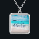 Peace Love Sandy Feet Tropical Hawaii Beach foto Zilver Vergulden Ketting<br><div class="desc">"Vrede, liefde en zanderige voeten." Herinner jezelf aan de frisse zoutgeur van de oceaanlucht wanneer je dit prachtige, levendig gekleurde fotocharme-ketting draag. Dit ketting is verkrijgbaar in kleine, middelgrote en grote maten, evenals in vierkante en cirkelvormige vormen. U kunt dit ketting bestellen in uw keuze van sterling silver, silver plated,...</div>