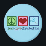Peace Love Scrapbooking Magneet<br><div class="desc">Peace Love Scrapbooking. Een prachtig cadeau voor scrapbooker met een  vredesteken,  hart en schattig schaar,  perfect voor het ontwerpen en maken van een plakboek met foto's en herinneringen.</div>
