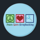 Peace Love Scrapbooking Magneet<br><div class="desc">Peace Love Scrapbooking. Een prachtig cadeau voor scrapbooker met een  vredesteken,  hart en schattig schaar,  perfect voor het ontwerpen en maken van een plakboek met foto's en herinneringen.</div>