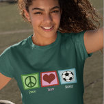 Peace Love Soccer T-shirt<br><div class="desc">Of je nu voetbalmam of voetballer bent,  je zult van dit coole shirt van het voetbal van vrouwen houden. Peace Love Soccer versierde met een groen vredesteken,  hart en een voetbal voor een enthousiaste fan of een geweldige voetbalspeler. Beveel nu een kerstcadeau voor je voetbal coach!</div>