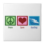 Peace Love Surfing Tegeltje<br><div class="desc">Een vredesteken, hart en het mooie surf van de oceaan. Een groot geschenk voor een surfer.</div>